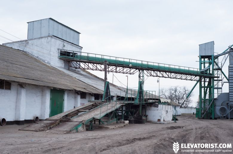 Автоподъемник и склад на элеваторе в с.Лоцкино