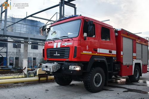 У Миколаїві під час обстрілів влучили у резервуар з олією