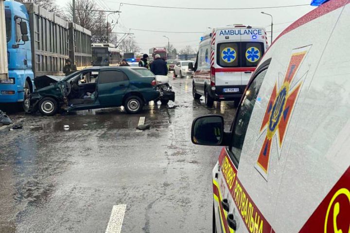 В Днепре в тройном ДТП с участием зерновоза пострадала женщина